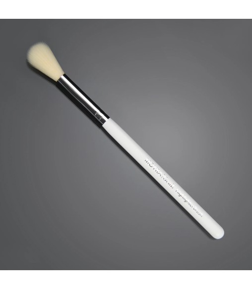 Un pinceau spécial en poils synthétiques, façonné à la main, pour mettre en valeur 2